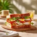 [6894] Pique -Mie "Le Club" (pain de mie, poulet, bacon, œuf, salade, tomate, mayonnaise)